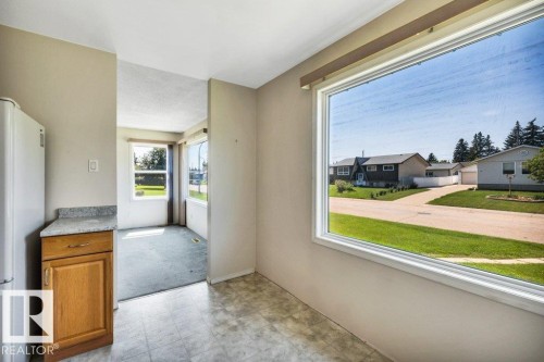 9 Linden St, Spruce Grove, AB - Indoor Photo Showing Other Room