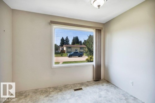 9 Linden St, Spruce Grove, AB - Indoor Photo Showing Other Room