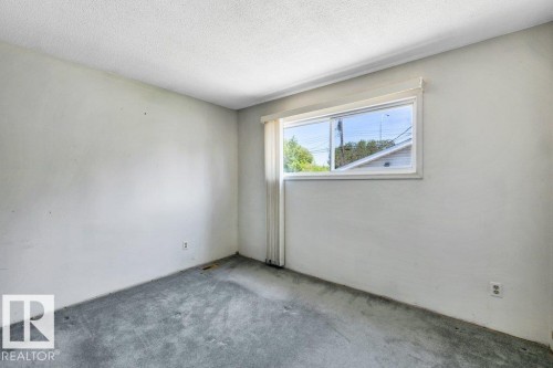 9 Linden St, Spruce Grove, AB - Indoor Photo Showing Other Room