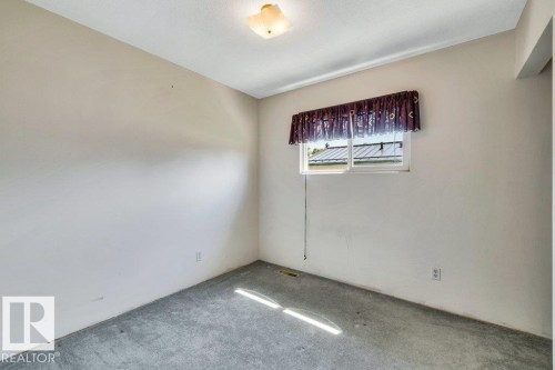9 Linden St, Spruce Grove, AB - Indoor Photo Showing Other Room