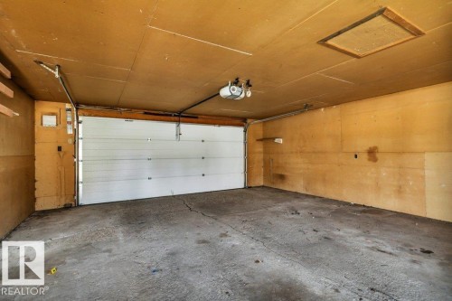 9 Linden St, Spruce Grove, AB - Indoor Photo Showing Garage