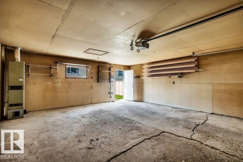 9 Linden St, Spruce Grove, AB - Indoor Photo Showing Garage