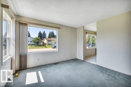 9 Linden St, Spruce Grove, AB - Indoor Photo Showing Other Room
