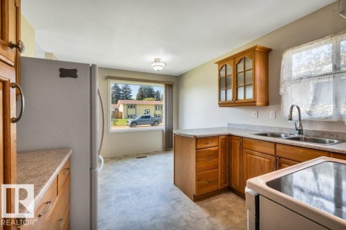 9 Linden St, Spruce Grove, AB - Indoor Photo Showing Kitchen With Double Sink