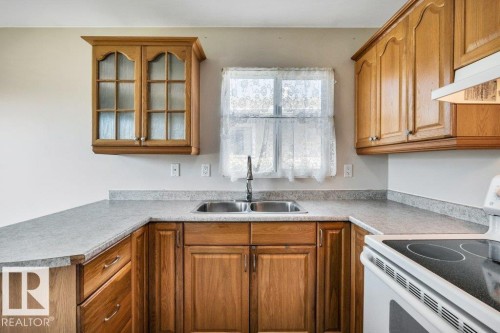 9 Linden St, Spruce Grove, AB - Indoor Photo Showing Kitchen With Double Sink