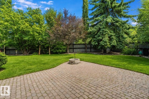 Spacious outdoor patio area featuring a paver stone surface - 928 Heacock Road Nw, Edmonton, AB - Outdoor With Backyard