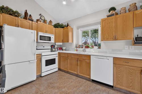 19 Desmarais Crescent, St. Albert, AB - Indoor Photo Showing Kitchen