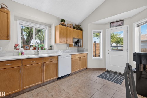 19 Desmarais Crescent, St. Albert, AB - Indoor Photo Showing Kitchen