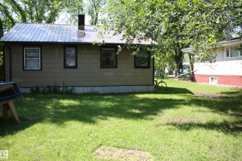 Exterior siding in a neutral tone with dark window trim and a metal roof - 5227 51 Street, Redwater, AB - Outdoor
