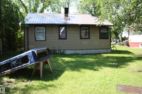 Single-story residence featuring horizontal siding and a metal roof - 5227 51 Street, Redwater, AB - Outdoor With Exterior