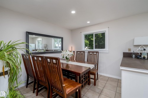 11236 40 Avenue Nw, Edmonton, AB - Indoor Photo Showing Dining Room