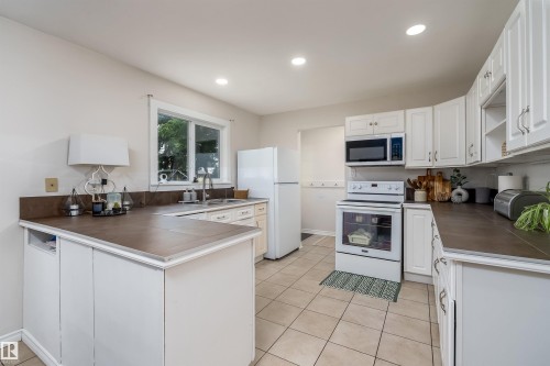 11236 40 Avenue Nw, Edmonton, AB - Indoor Photo Showing Kitchen