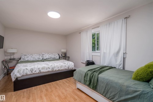11236 40 Avenue Nw, Edmonton, AB - Indoor Photo Showing Bedroom