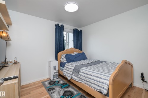 11236 40 Avenue Nw, Edmonton, AB - Indoor Photo Showing Bedroom