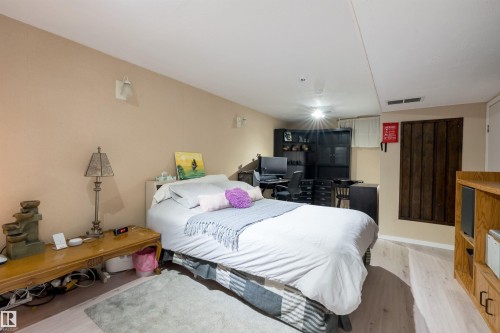 11236 40 Avenue Nw, Edmonton, AB - Indoor Photo Showing Bedroom