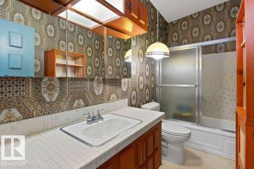 11408 53 Avenue Nw, Edmonton, AB - Indoor Photo Showing Bathroom