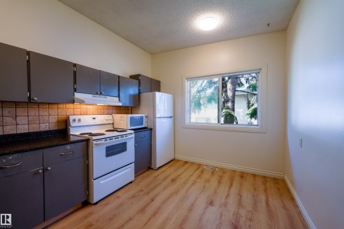 8920A 144 Avenue Nw, Edmonton, AB - Indoor Photo Showing Kitchen