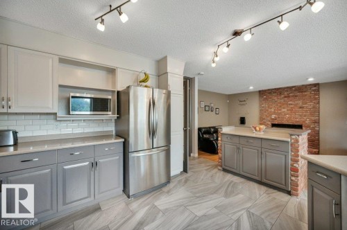 568 Buchanan Road Nw, Edmonton, AB - Indoor Photo Showing Kitchen