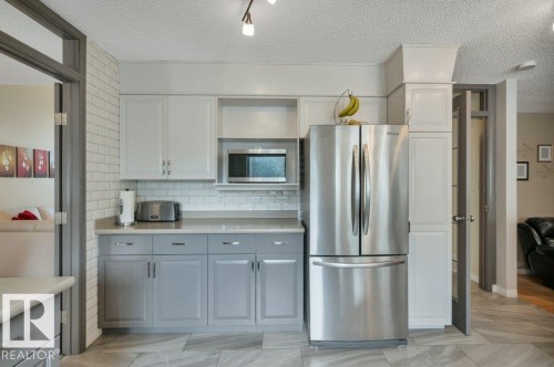 568 Buchanan Road Nw, Edmonton, AB - Indoor Photo Showing Kitchen