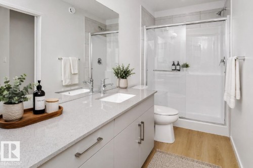 2735 6 Avenue Sw, Edmonton, AB - Indoor Photo Showing Bathroom