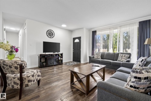 3612 18 Avenue Nw, Edmonton, AB - Indoor Photo Showing Living Room