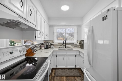 3612 18 Avenue Nw, Edmonton, AB - Indoor Photo Showing Kitchen