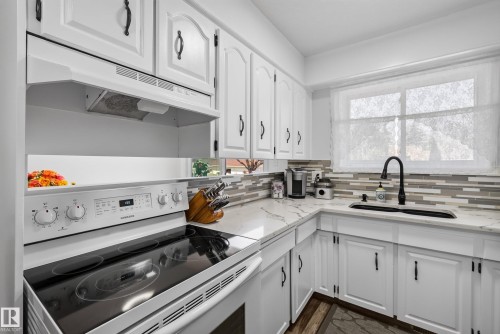 3612 18 Avenue Nw, Edmonton, AB - Indoor Photo Showing Kitchen