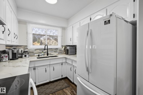 3612 18 Avenue Nw, Edmonton, AB - Indoor Photo Showing Kitchen