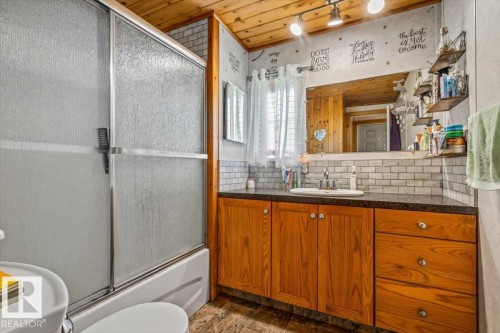 54115 Range Road 270, Rural Sturgeon County, AB - Indoor Photo Showing Bathroom