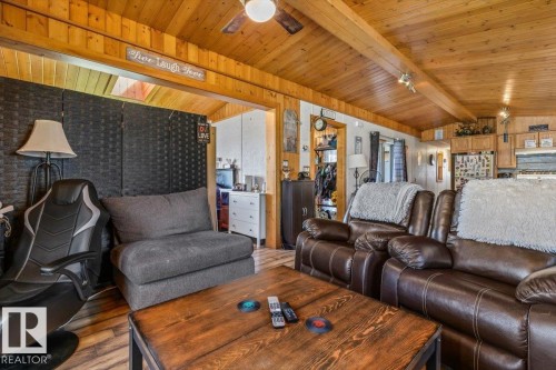 54115 Range Road 270, Rural Sturgeon County, AB - Indoor Photo Showing Living Room