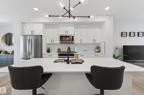 512 37 Street Sw, Edmonton, AB - Indoor Photo Showing Kitchen With Stainless Steel Kitchen With Upgraded Kitchen