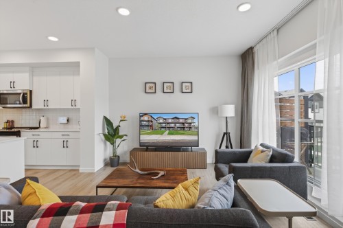 512 37 Street Sw, Edmonton, AB - Indoor Photo Showing Living Room