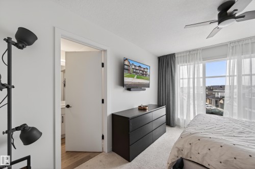 512 37 Street Sw, Edmonton, AB - Indoor Photo Showing Bedroom