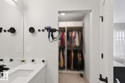 512 37 Street Sw, Edmonton, AB - Indoor Photo Showing Bathroom