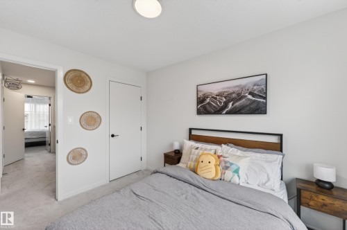 512 37 Street Sw, Edmonton, AB - Indoor Photo Showing Bedroom