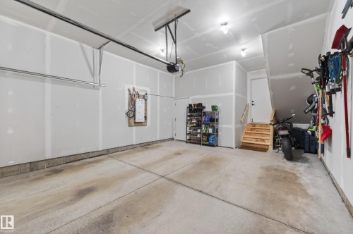 512 37 Street Sw, Edmonton, AB - Indoor Photo Showing Garage