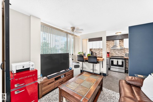#230 10160 114 St Nw, Edmonton, AB - Indoor Photo Showing Living Room