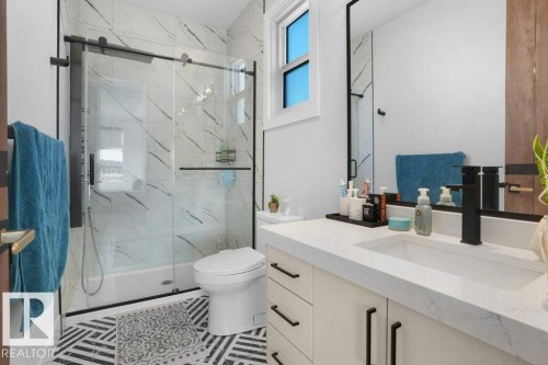 5104 Woolsey Link Nw, Edmonton, AB - Indoor Photo Showing Bathroom