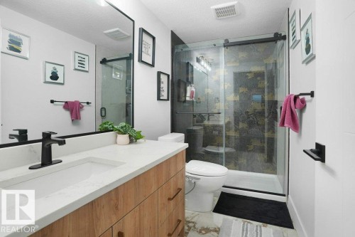 5104 Woolsey Link Nw, Edmonton, AB - Indoor Photo Showing Bathroom