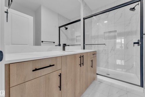 6371 King Wynd Sw, Edmonton, AB - Indoor Photo Showing Bathroom