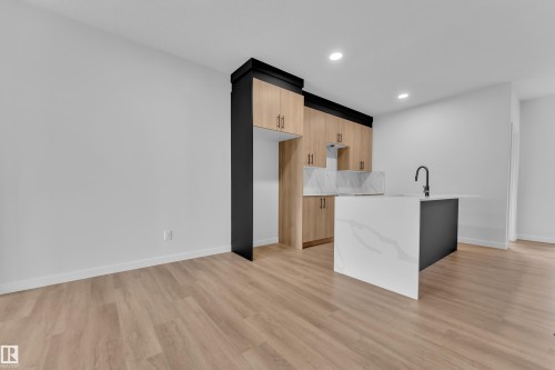 6371 King Wynd Sw, Edmonton, AB - Indoor Photo Showing Kitchen
