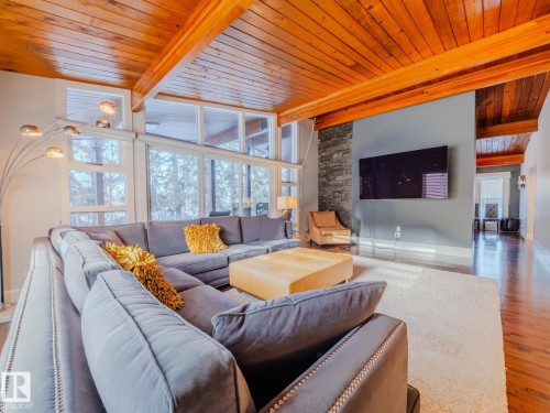 #80 23333 Wye Rd, Rural Strathcona County, AB - Indoor Photo Showing Living Room