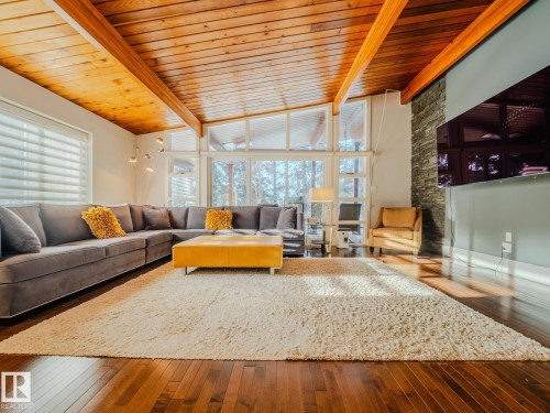 #80 23333 Wye Rd, Rural Strathcona County, AB - Indoor Photo Showing Living Room