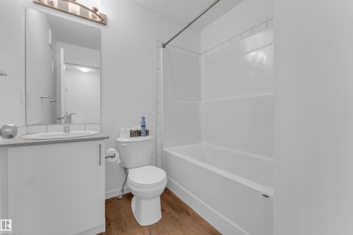22711 84 Avenue Nw, Edmonton, AB - Indoor Photo Showing Bathroom