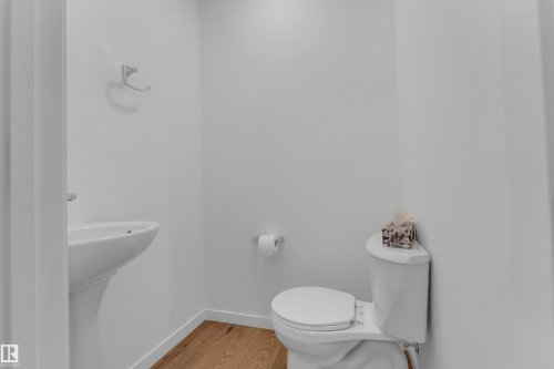 22711 84 Avenue Nw, Edmonton, AB - Indoor Photo Showing Bathroom