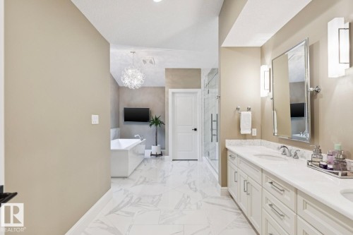 8927 117 Street Nw, Edmonton, AB - Indoor Photo Showing Bathroom