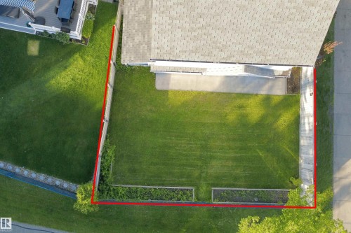 Expansive green lawn with established fence line - 1328 80 Street Sw, Edmonton, AB - Other