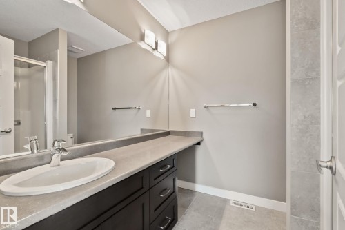 16715 40 Street Nw, Edmonton, AB - Indoor Photo Showing Bathroom