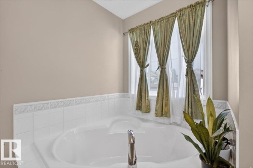 2918 33 Street Nw, Edmonton, AB - Indoor Photo Showing Bathroom