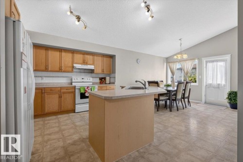 2918 33 Street Nw, Edmonton, AB - Indoor Photo Showing Kitchen